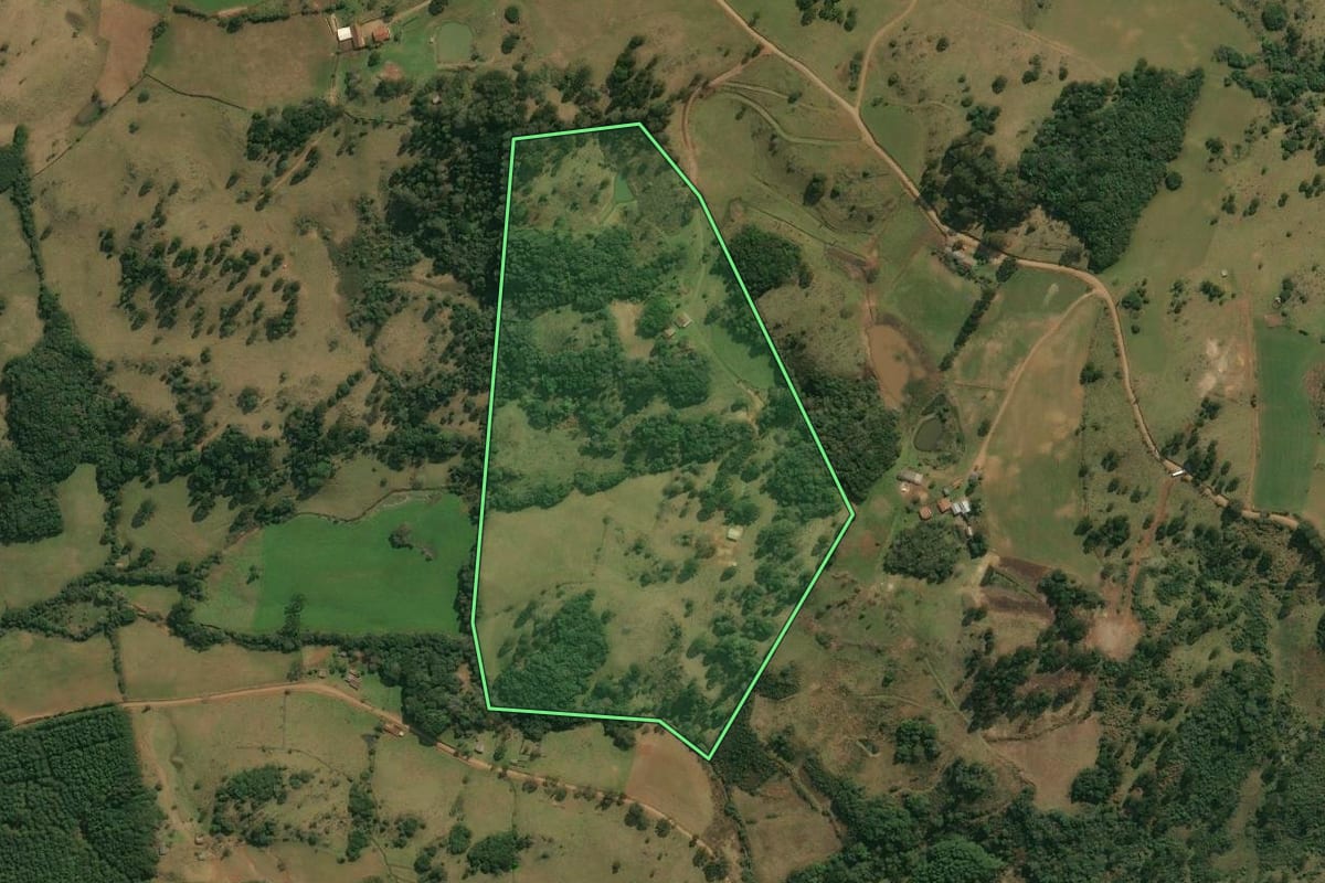 Imagem de satélite do imóvel rural em Anita Garibaldi (SC), com o contorno declarado no CAR desenhado por cima.
