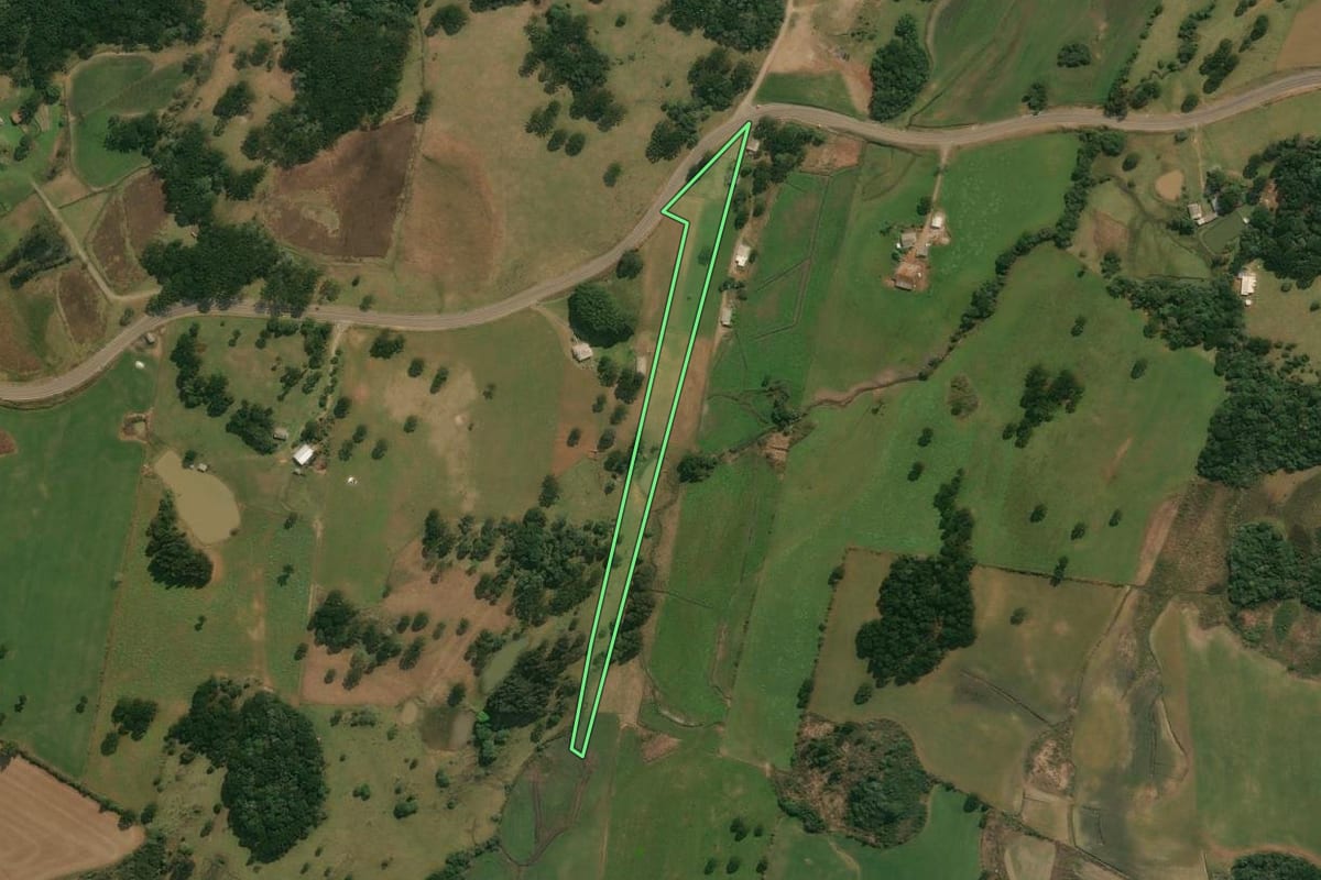 Imagem de satélite do imóvel rural em Anita Garibaldi (SC), com o contorno declarado no CAR desenhado por cima.
