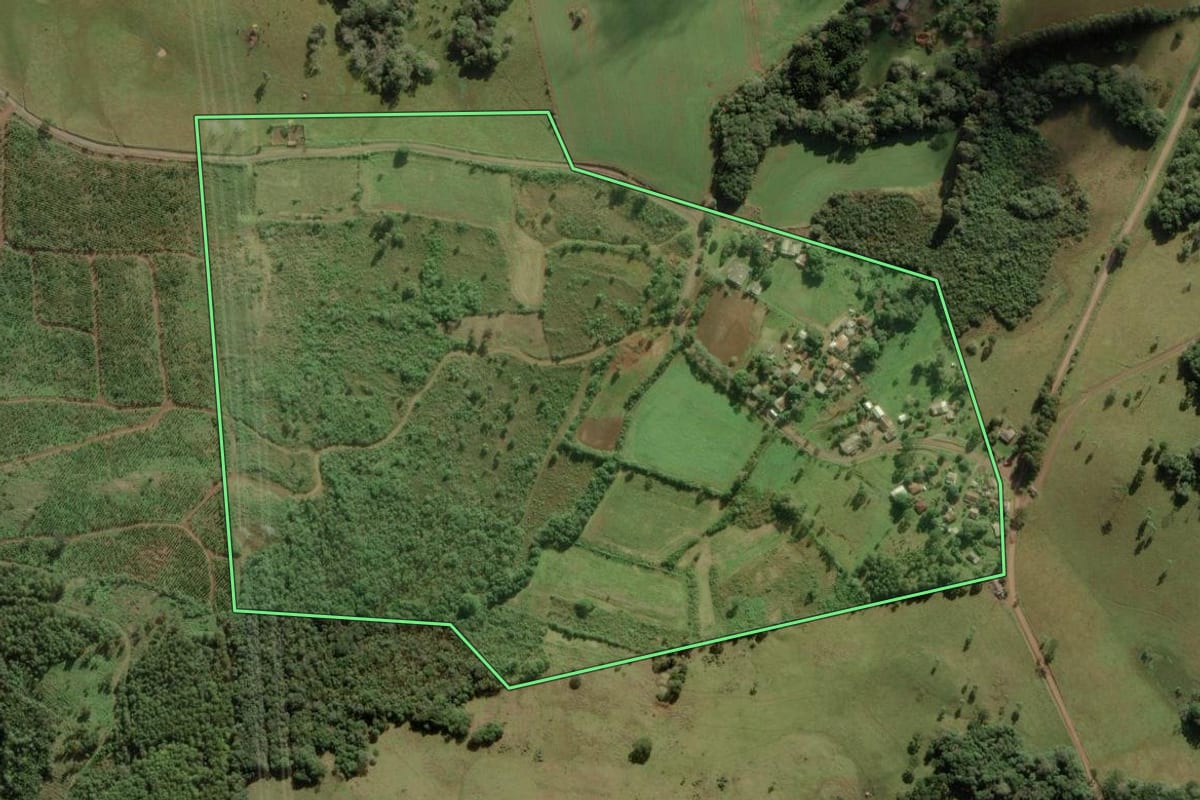 Imagem de satélite do imóvel rural em Anita Garibaldi (SC), com o contorno declarado no CAR desenhado por cima.