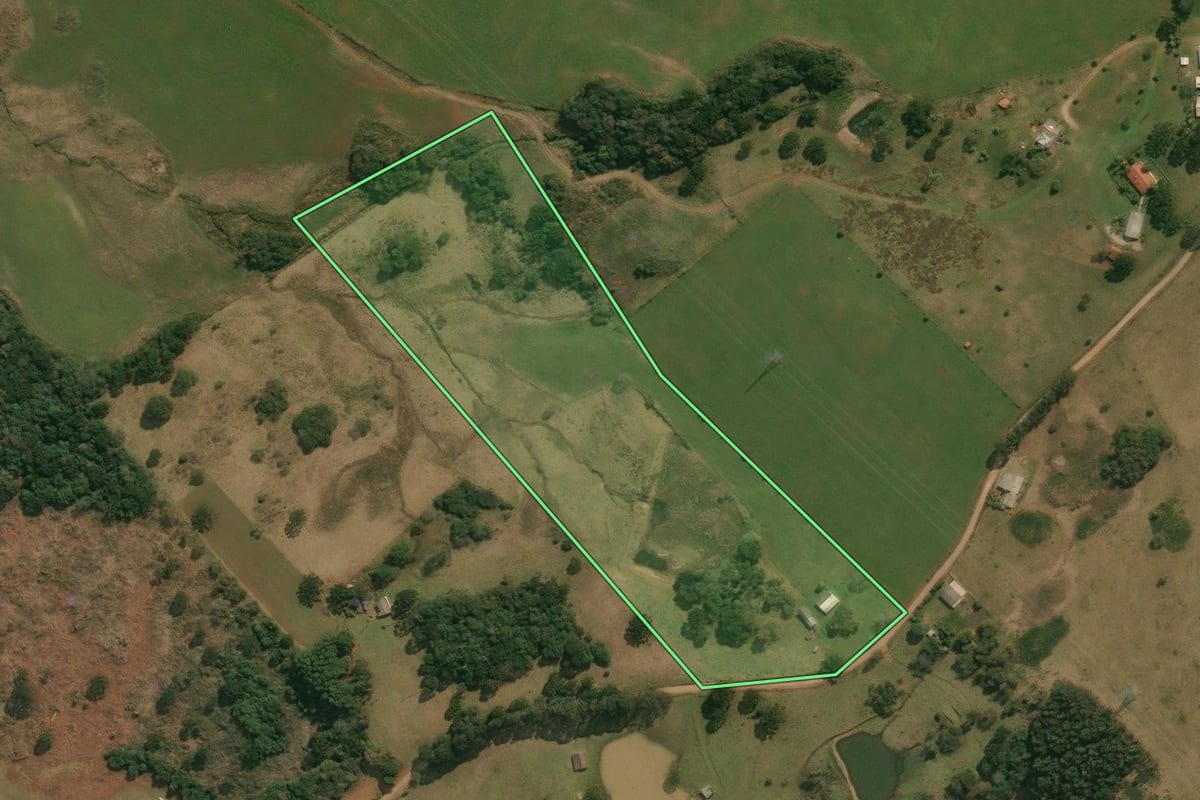 Imagem de satélite do imóvel rural em Anita Garibaldi (SC), com o contorno declarado no CAR desenhado por cima.