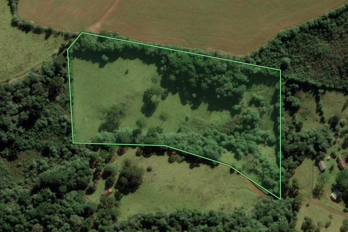 Imagem de satélite do imóvel rural em Anita Garibaldi (SC), com o contorno declarado no CAR desenhado por cima.