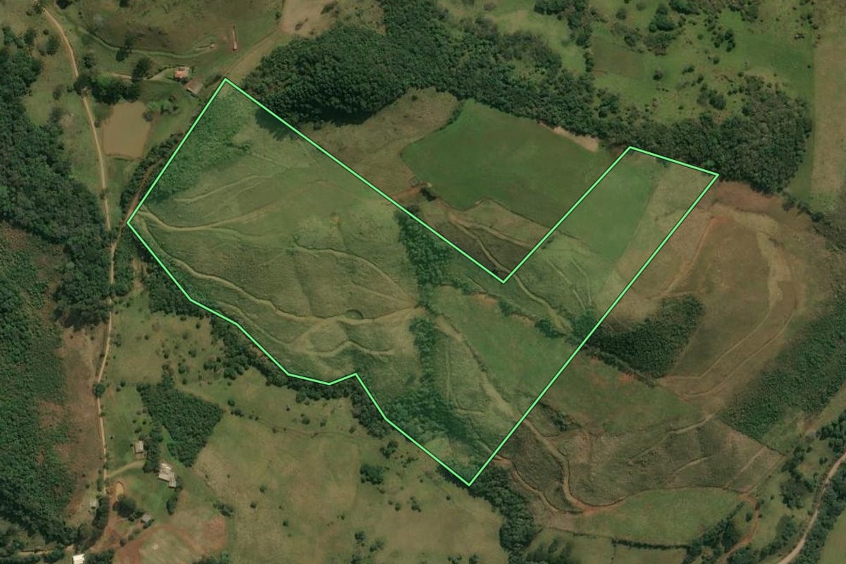 Imagem de satélite do imóvel rural em Anita Garibaldi (SC), com o contorno declarado no CAR desenhado por cima.