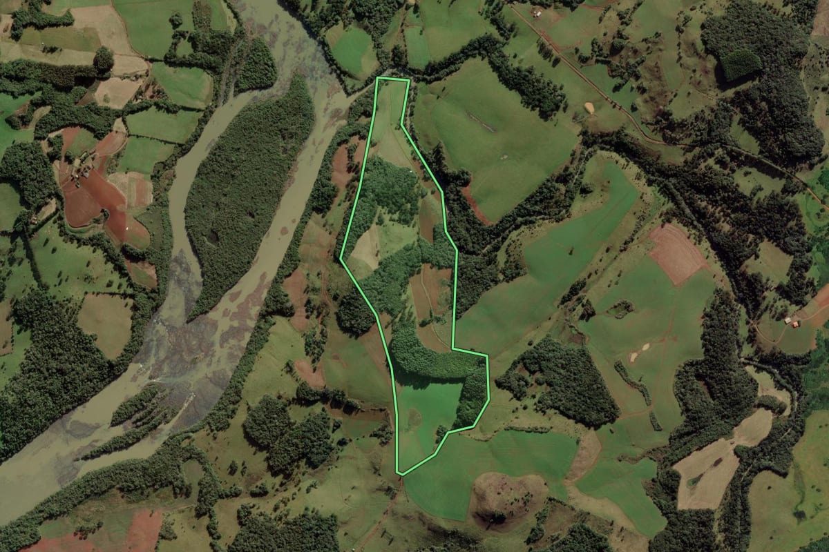 Imagem de satélite do imóvel rural em Anita Garibaldi (SC), com o contorno declarado no CAR desenhado por cima.
