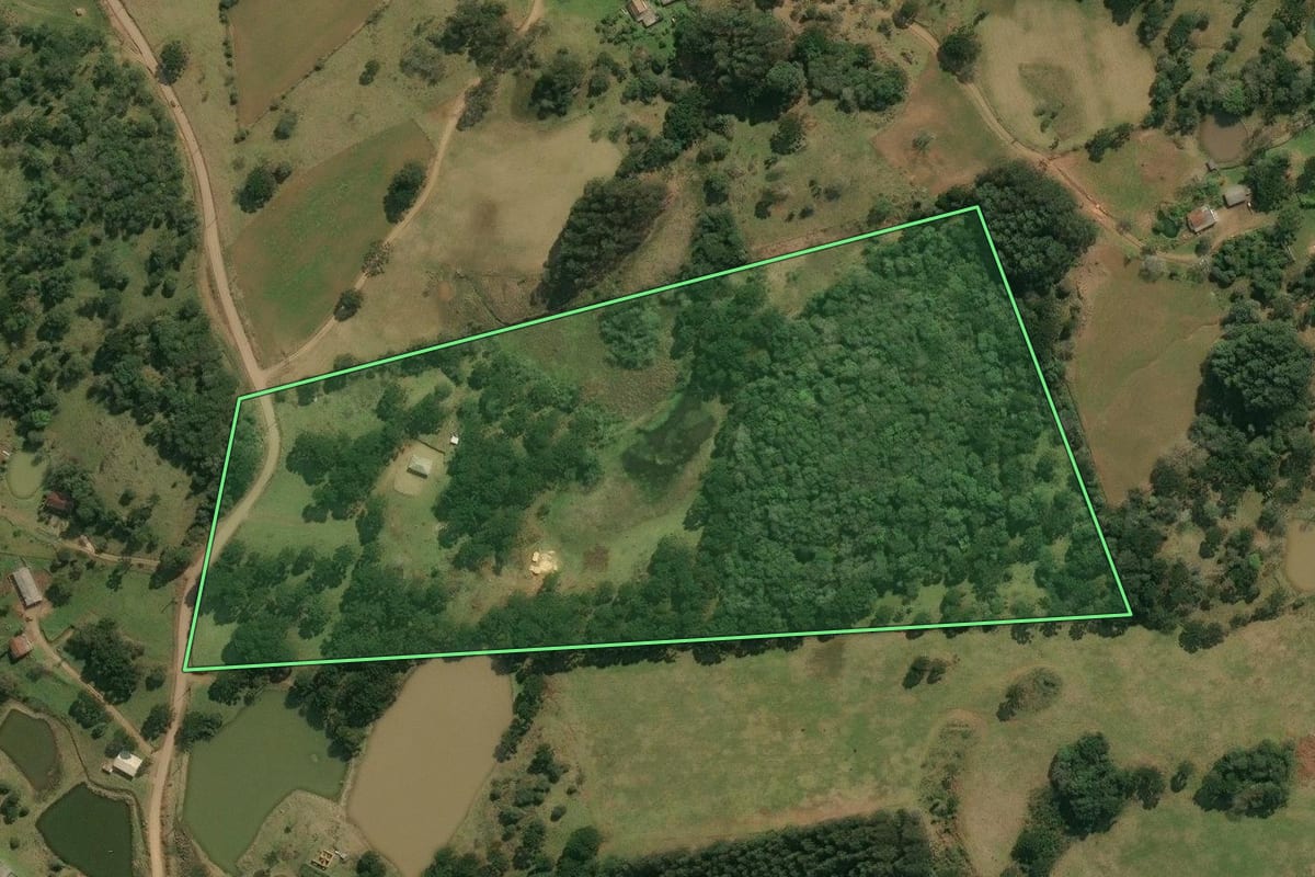 Imagem de satélite do imóvel rural em Anita Garibaldi (SC), com o contorno declarado no CAR desenhado por cima.