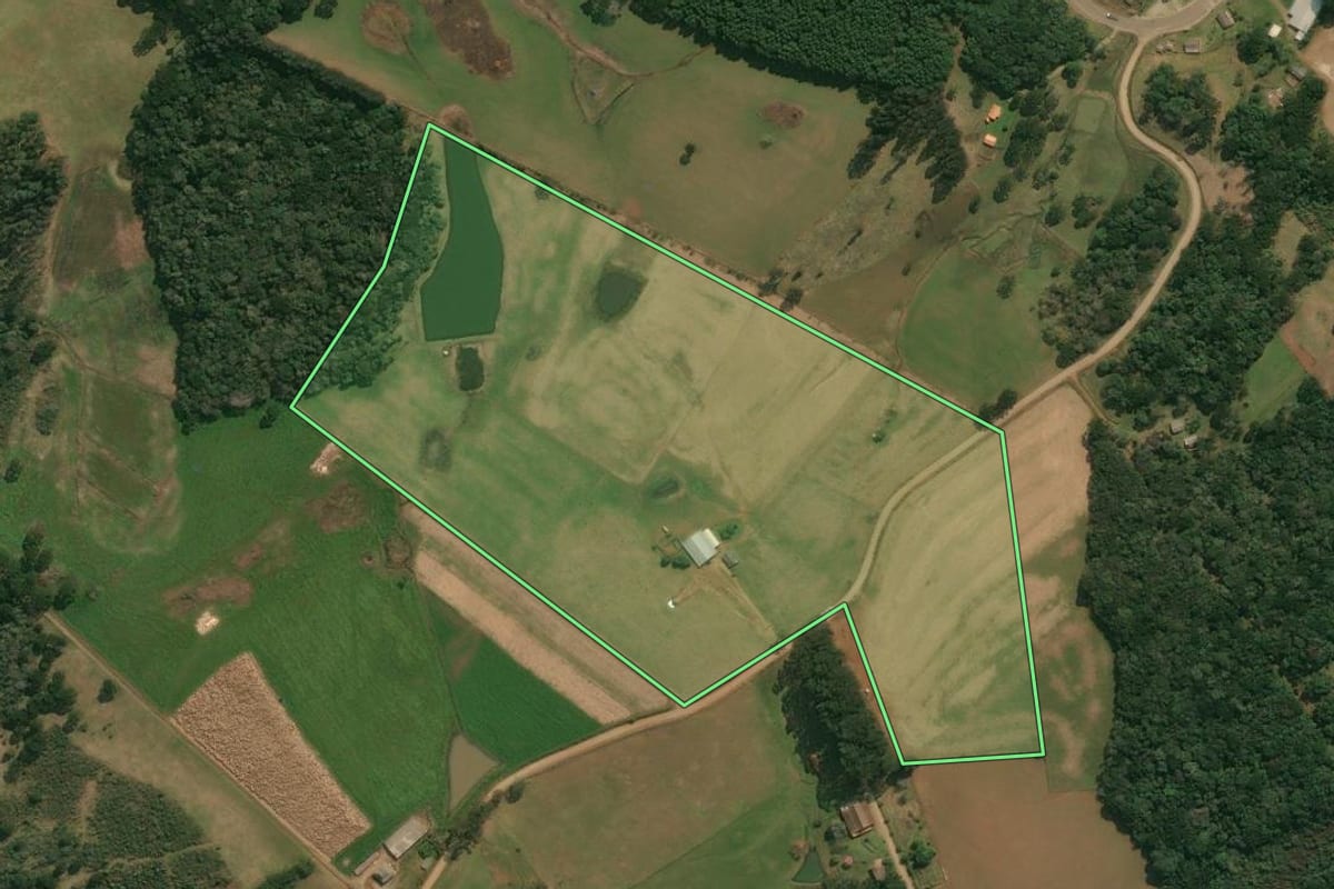 Imagem de satélite do imóvel rural em Anita Garibaldi (SC), com o contorno declarado no CAR desenhado por cima.