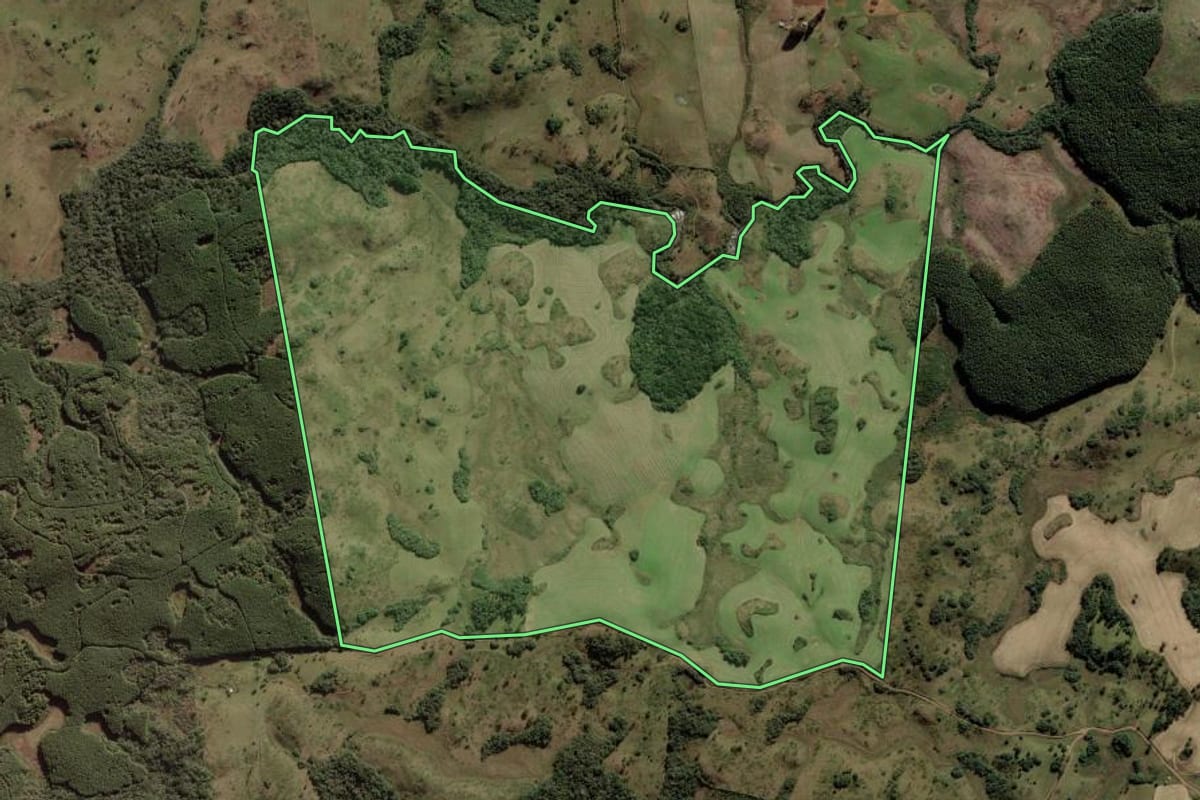 Imagem de satélite do imóvel rural em Anita Garibaldi (SC), com o contorno declarado no CAR desenhado por cima.