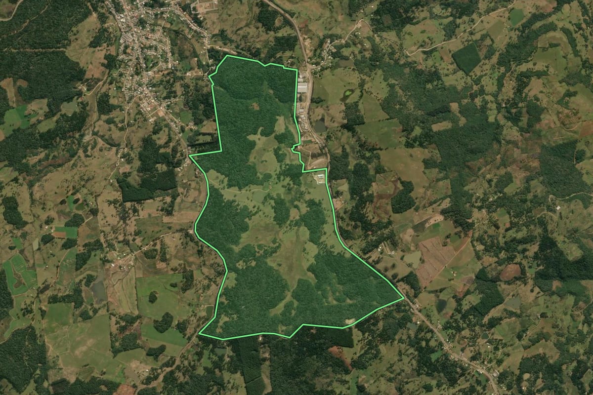 Imagem de satélite do imóvel rural em Anita Garibaldi (SC), com o contorno declarado no CAR desenhado por cima.