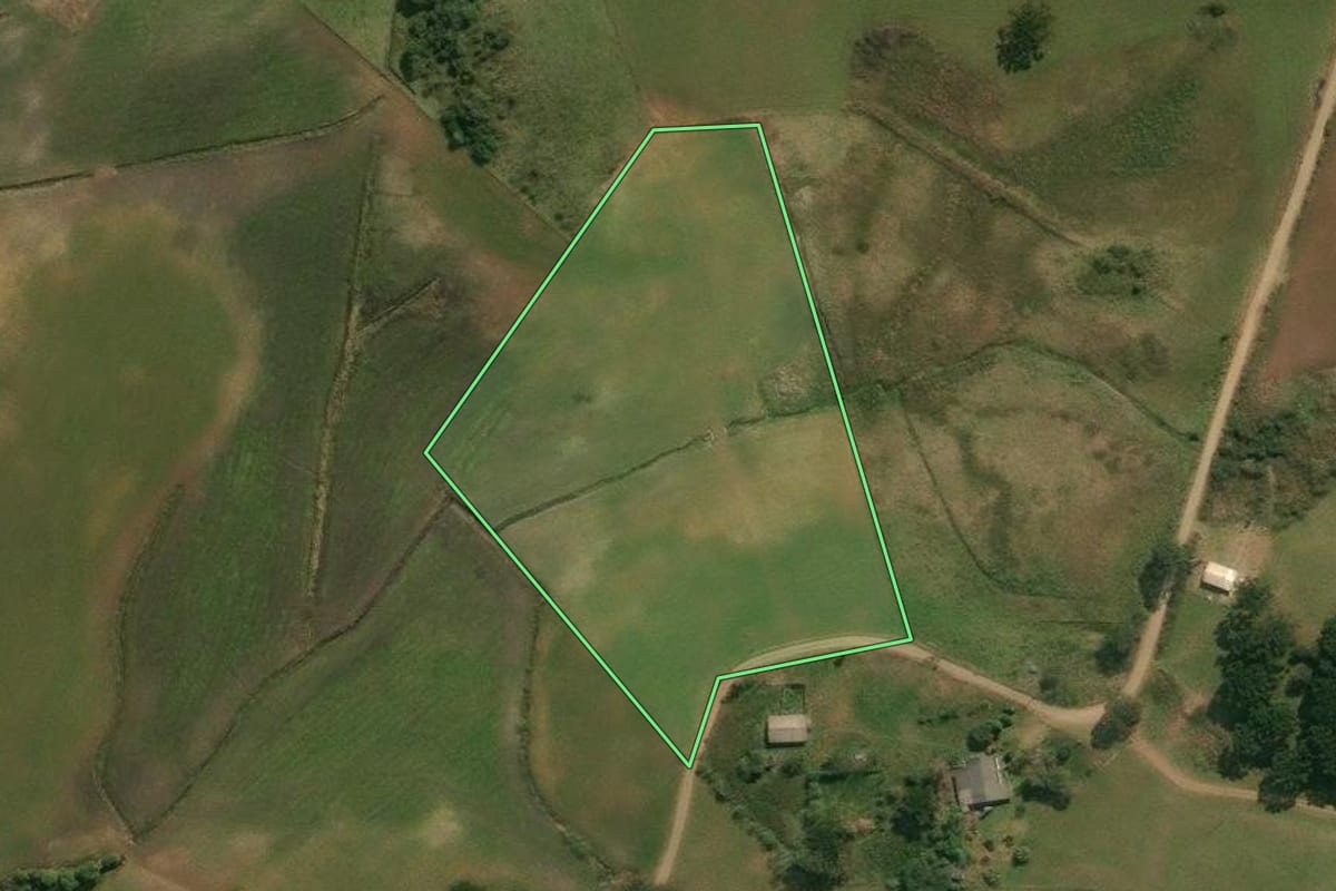 Imagem de satélite do imóvel rural em Anita Garibaldi (SC), com o contorno declarado no CAR desenhado por cima.