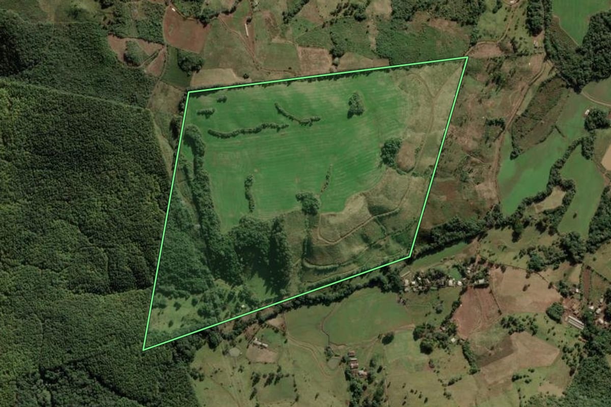 Imagem de satélite do imóvel rural em Anita Garibaldi (SC), com o contorno declarado no CAR desenhado por cima.