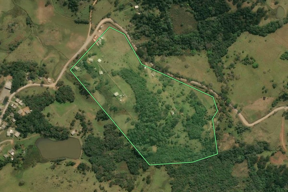 Imagem de satélite do imóvel rural em Anita Garibaldi (SC), com o contorno declarado no CAR desenhado por cima.