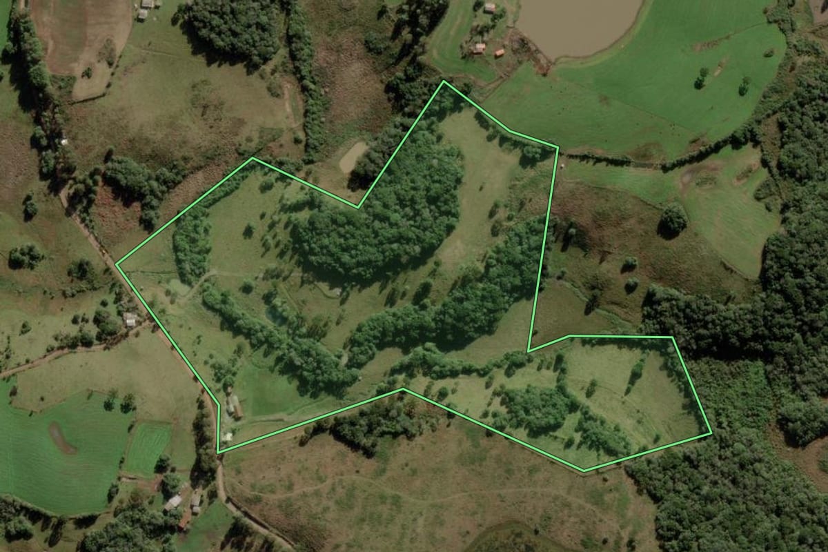 Imagem de satélite do imóvel rural em Anita Garibaldi (SC), com o contorno declarado no CAR desenhado por cima.