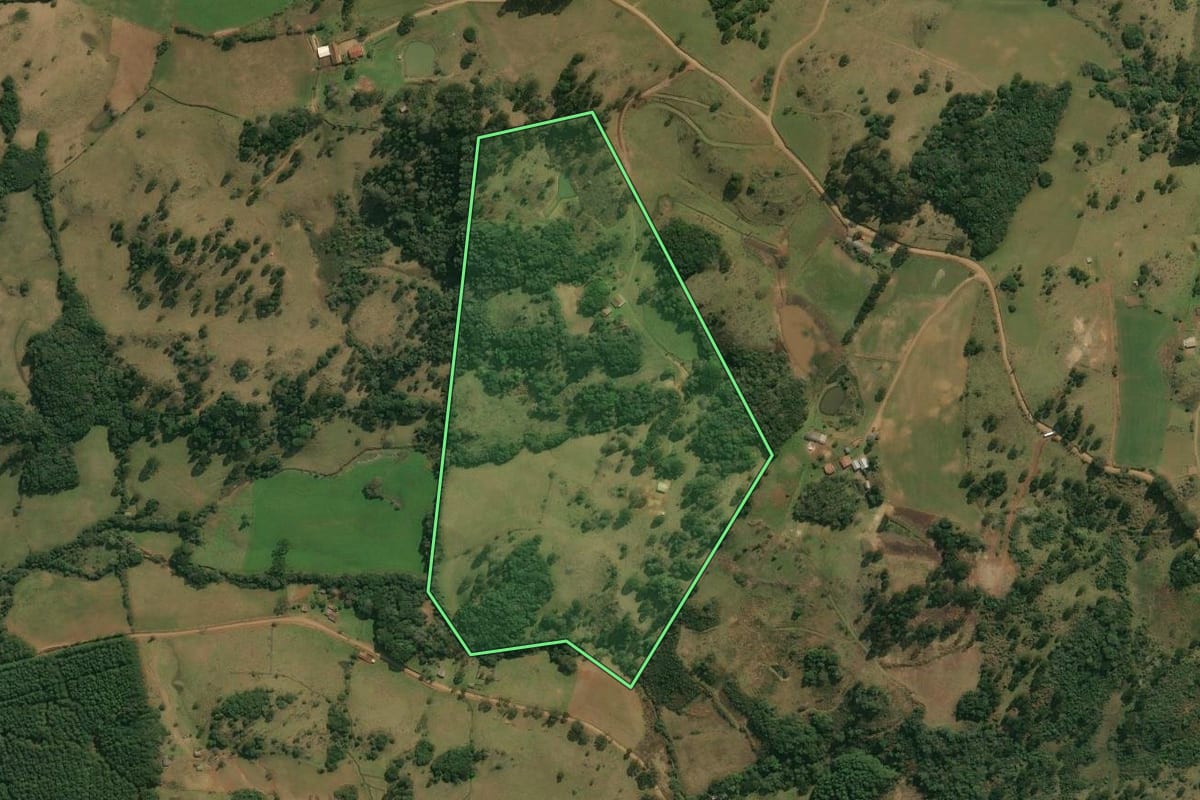 Imagem de satélite do imóvel rural em Anita Garibaldi (SC), com o contorno declarado no CAR desenhado por cima.