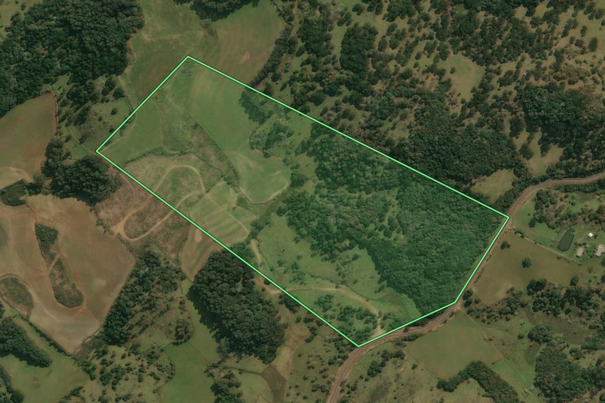 Imagem de satélite do imóvel rural em Anita Garibaldi (SC), com o contorno declarado no CAR desenhado por cima.