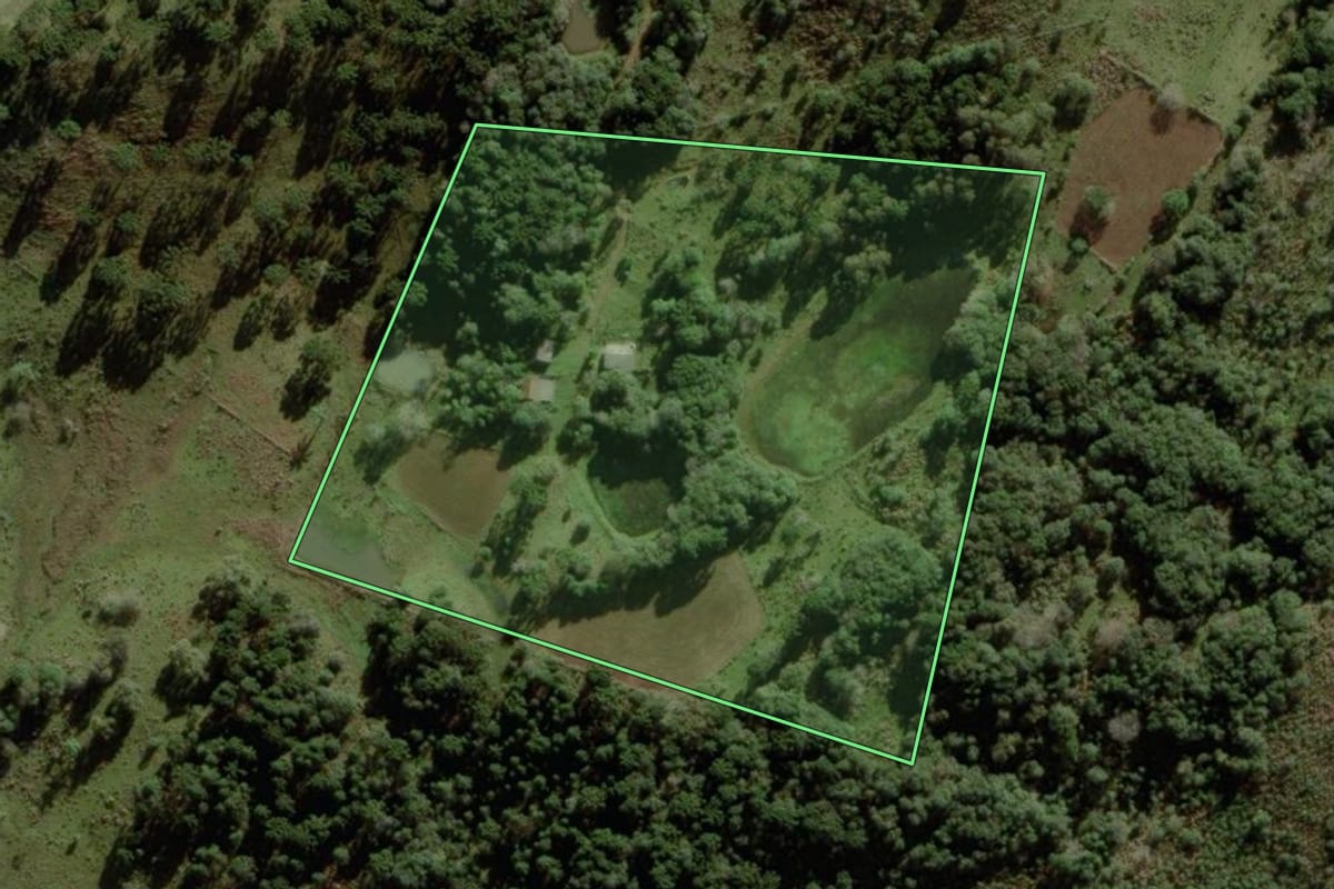 Imagem de satélite do imóvel rural em Anita Garibaldi (SC), com o contorno declarado no CAR desenhado por cima.