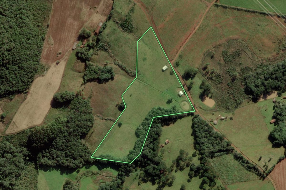 Imagem de satélite do imóvel rural em Anita Garibaldi (SC), com o contorno declarado no CAR desenhado por cima.