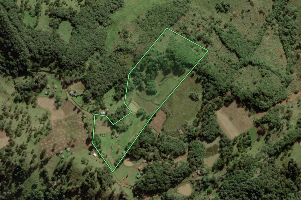 Imagem de satélite do imóvel rural em Anita Garibaldi (SC), com o contorno declarado no CAR desenhado por cima.