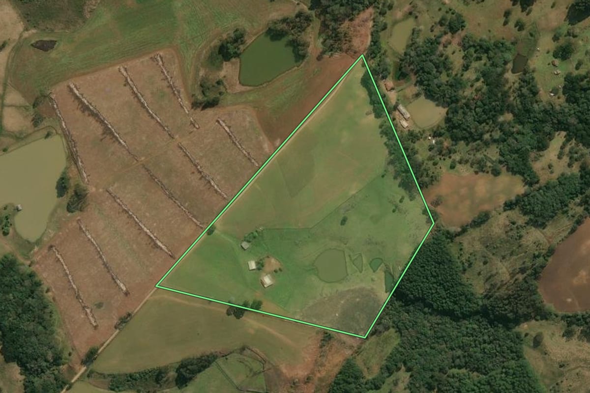 Imagem de satélite do imóvel rural em Anita Garibaldi (SC), com o contorno declarado no CAR desenhado por cima.