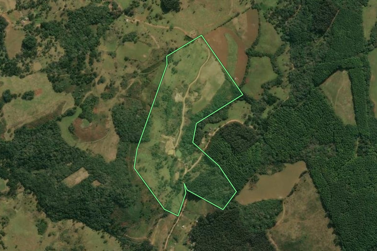Imagem de satélite do imóvel rural em Anita Garibaldi (SC), com o contorno declarado no CAR desenhado por cima.
