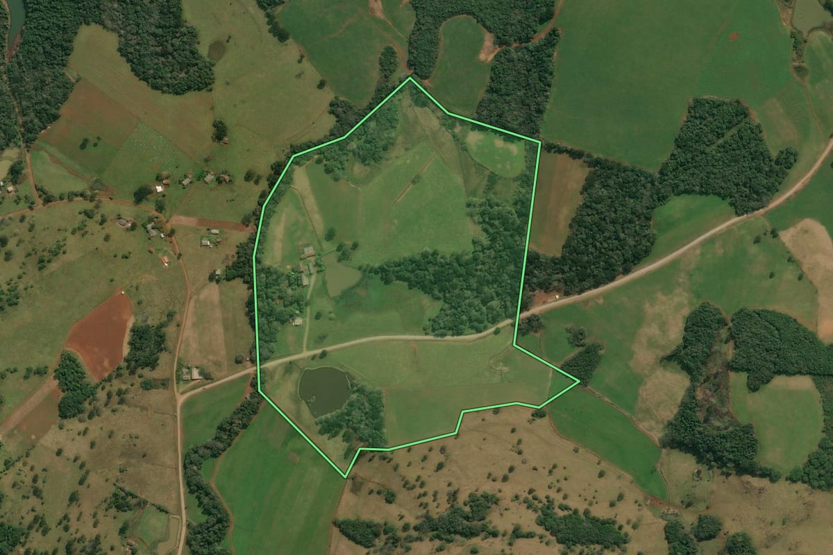 Imagem de satélite do imóvel rural em Anita Garibaldi (SC), com o contorno declarado no CAR desenhado por cima.