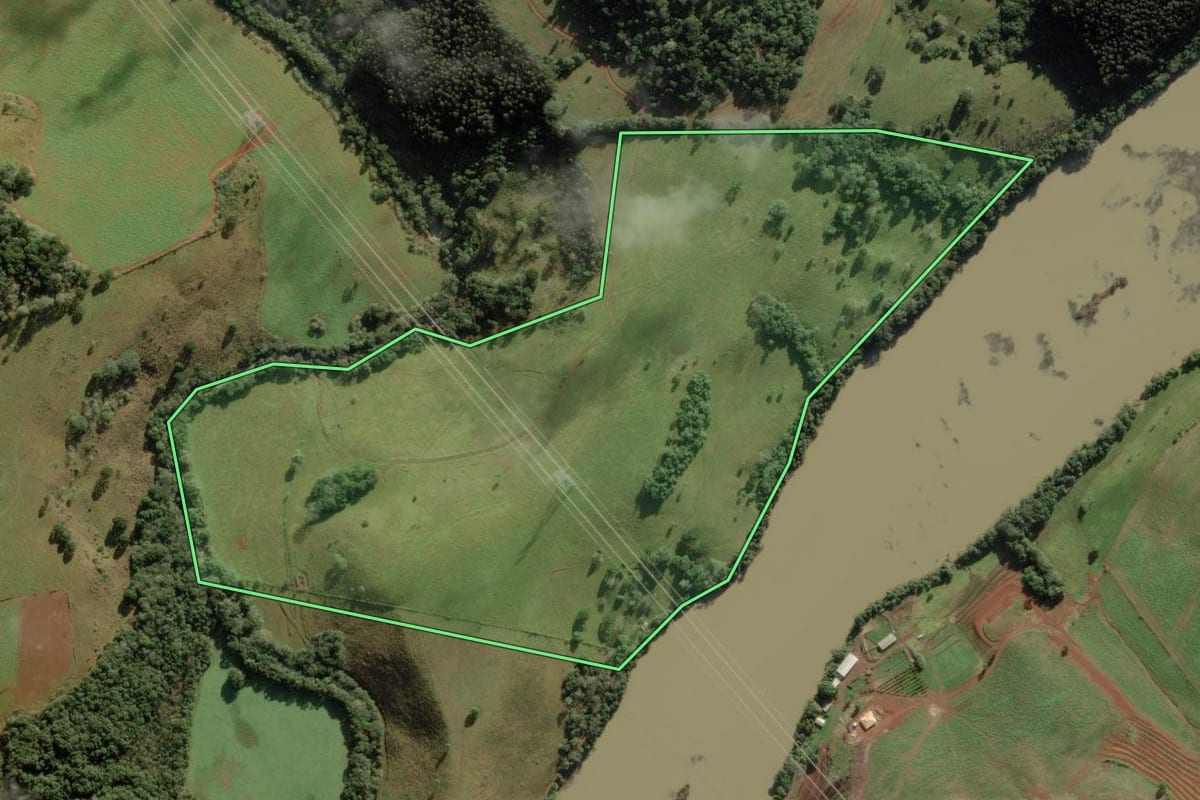 Imagem de satélite do imóvel rural em Anita Garibaldi (SC), com o contorno declarado no CAR desenhado por cima.