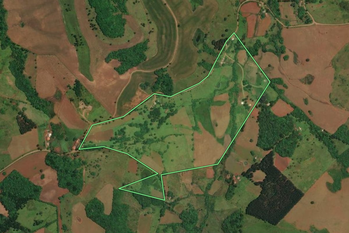 Imagem de satélite do imóvel rural em Anita Garibaldi (SC), com o contorno declarado no CAR desenhado por cima.
