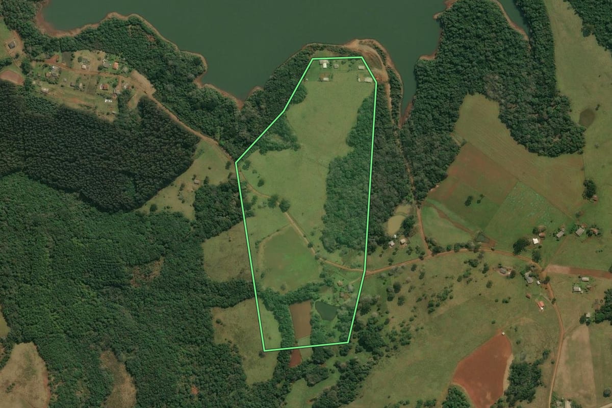 Imagem de satélite do imóvel rural em Anita Garibaldi (SC), com o contorno declarado no CAR desenhado por cima.