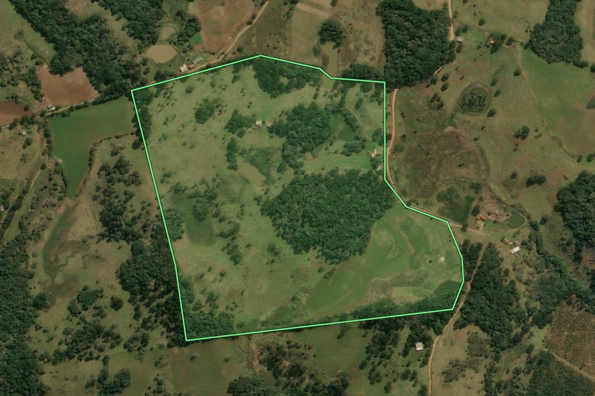 Imagem de satélite do imóvel rural em Anita Garibaldi (SC), com o contorno declarado no CAR desenhado por cima.