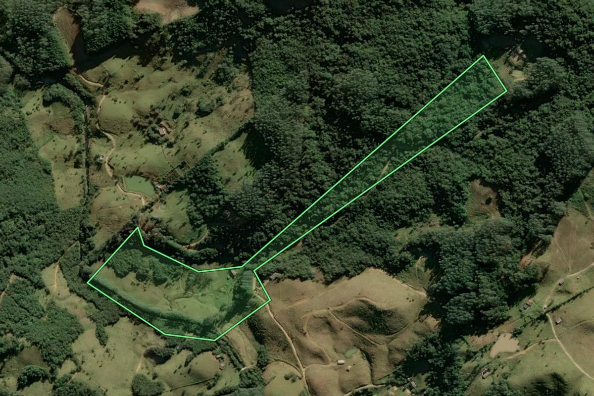 Imagem de satélite do imóvel rural em Anitápolis (SC), com o contorno declarado no CAR desenhado por cima.