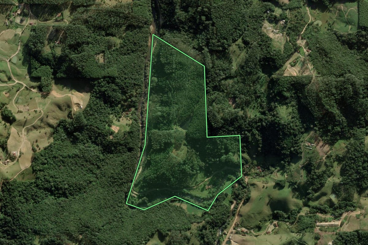 Imagem de satélite do imóvel rural em Anitápolis (SC), com o contorno declarado no CAR desenhado por cima.
