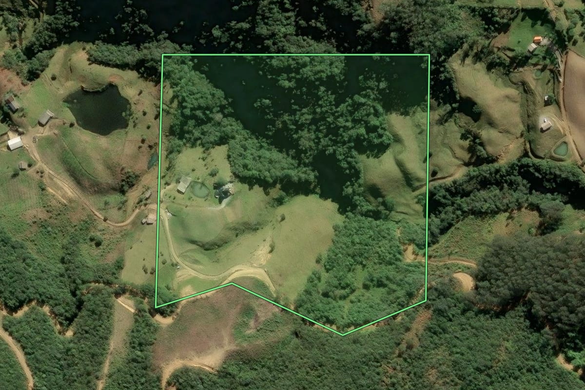 Imagem de satélite do imóvel rural em Anitápolis (SC), com o contorno declarado no CAR desenhado por cima.