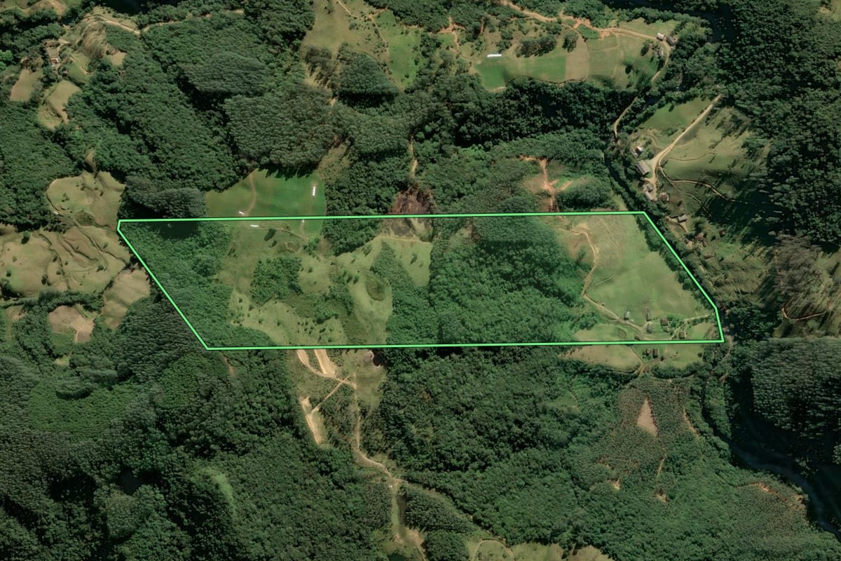 Imagem de satélite do imóvel rural em Anitápolis (SC), com o contorno declarado no CAR desenhado por cima.