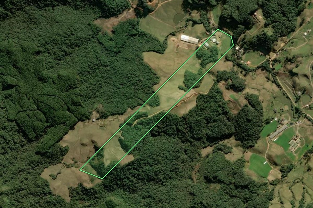 Imagem de satélite do imóvel rural em Anitápolis (SC), com o contorno declarado no CAR desenhado por cima.