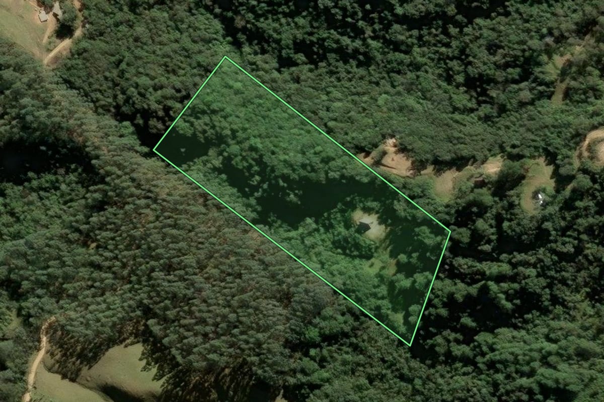 Imagem de satélite do imóvel rural em Anitápolis (SC), com o contorno declarado no CAR desenhado por cima.