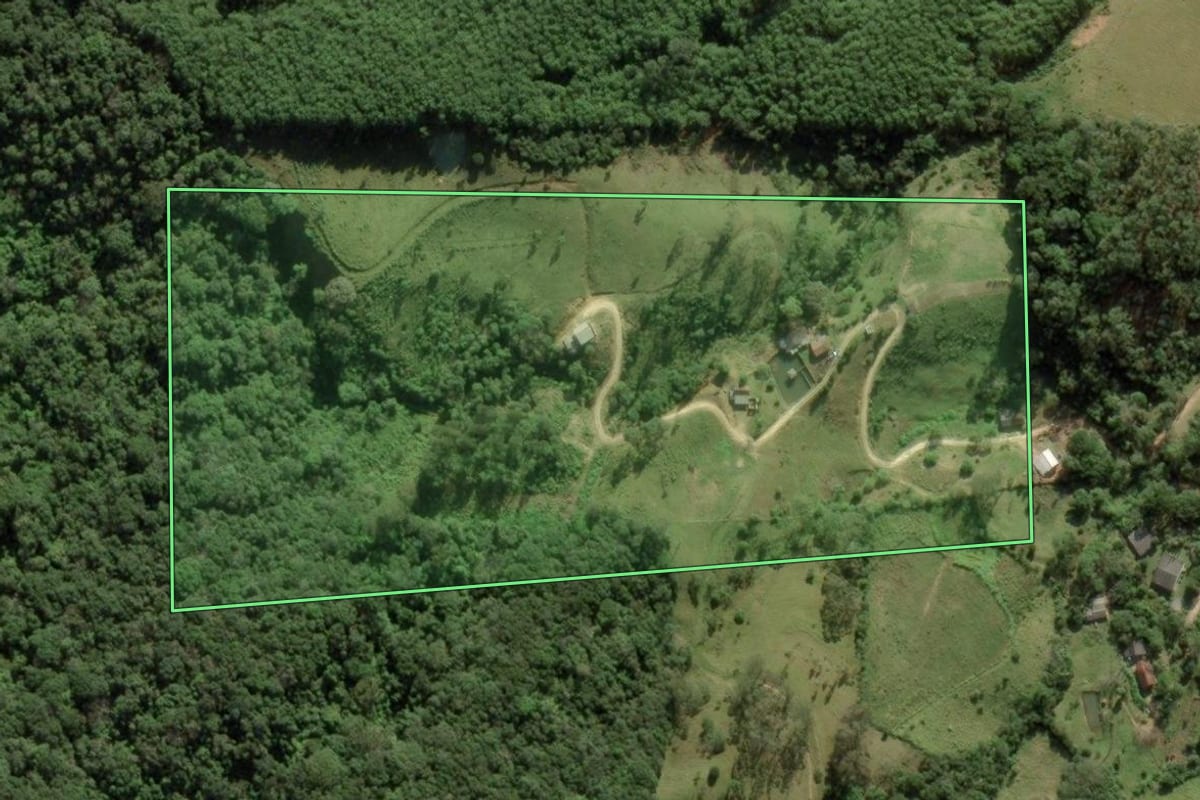 Imagem de satélite do imóvel rural em Anitápolis (SC), com o contorno declarado no CAR desenhado por cima.