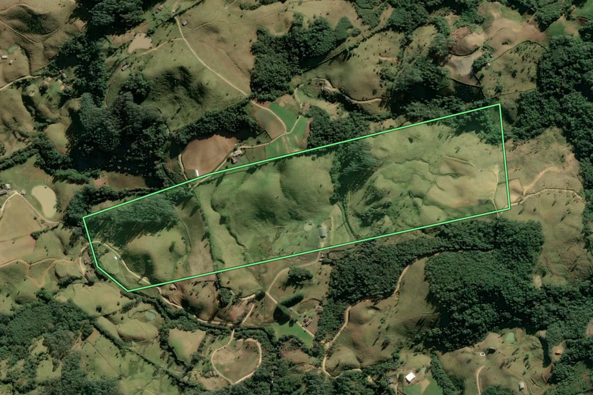 Imagem de satélite do imóvel rural em Anitápolis (SC), com o contorno declarado no CAR desenhado por cima.