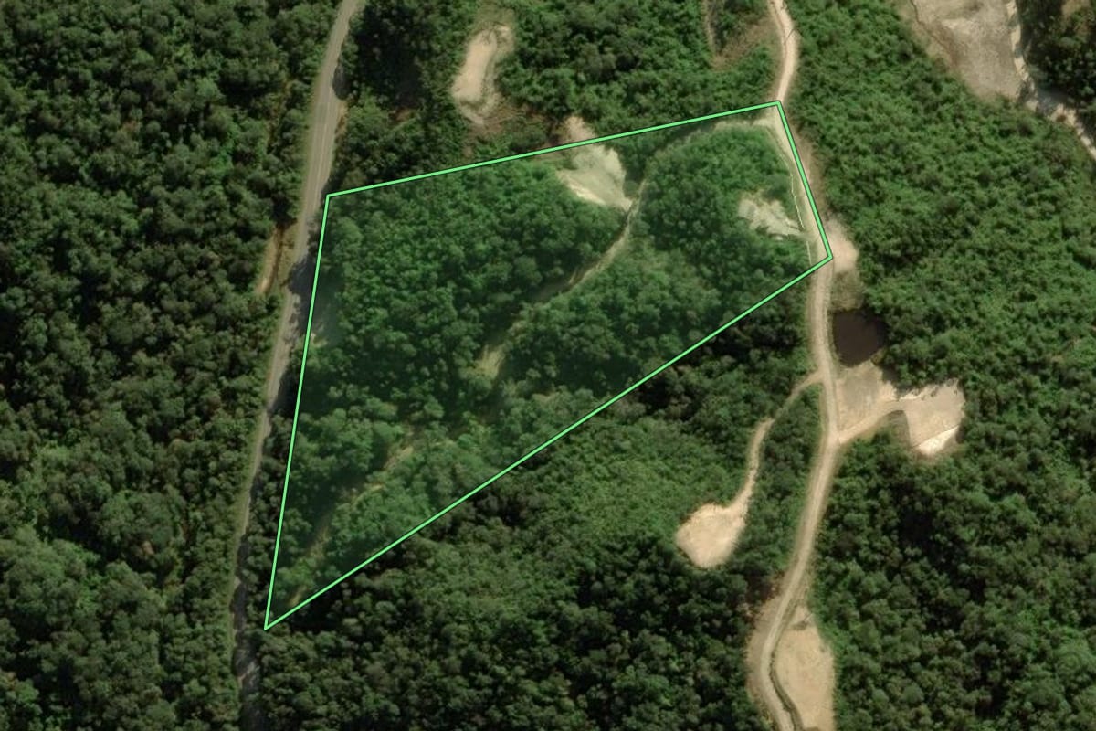 Imagem de satélite do imóvel rural em Anitápolis (SC), com o contorno declarado no CAR desenhado por cima.