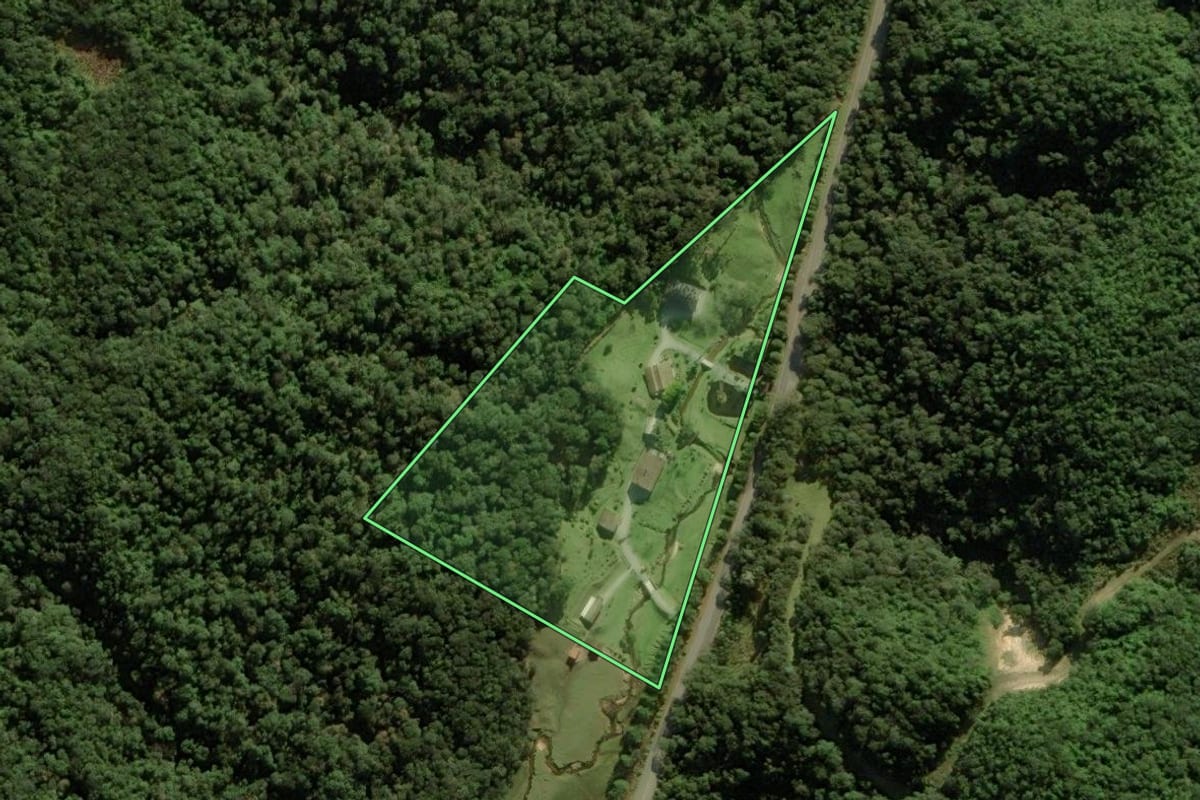 Imagem de satélite do imóvel rural em Anitápolis (SC), com o contorno declarado no CAR desenhado por cima.