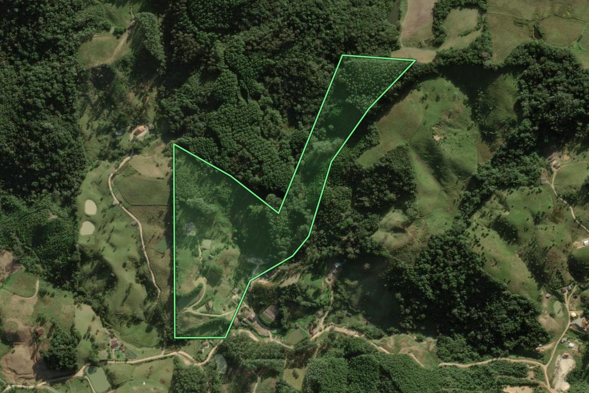 Imagem de satélite do imóvel rural em Anitápolis (SC), com o contorno declarado no CAR desenhado por cima.