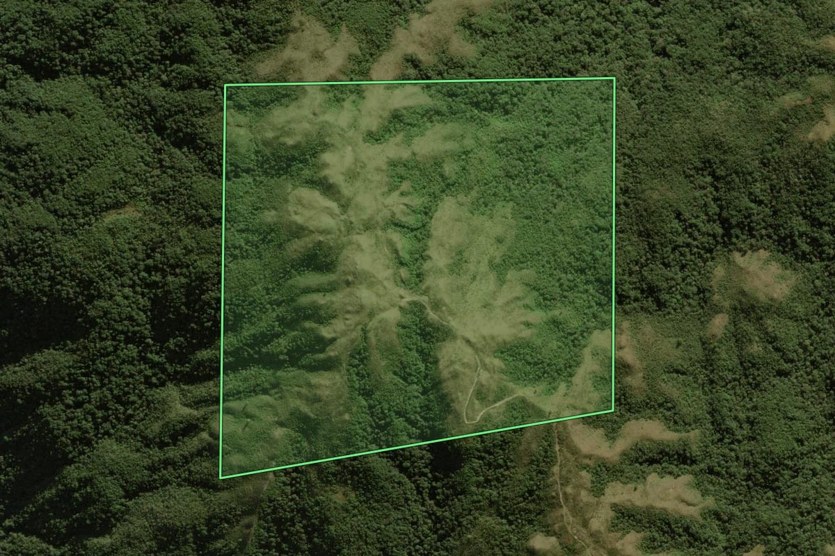 Imagem de satélite do imóvel rural em Anitápolis (SC), com o contorno declarado no CAR desenhado por cima.
