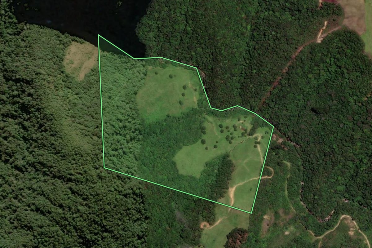 Imagem de satélite do imóvel rural em Anitápolis (SC), com o contorno declarado no CAR desenhado por cima.