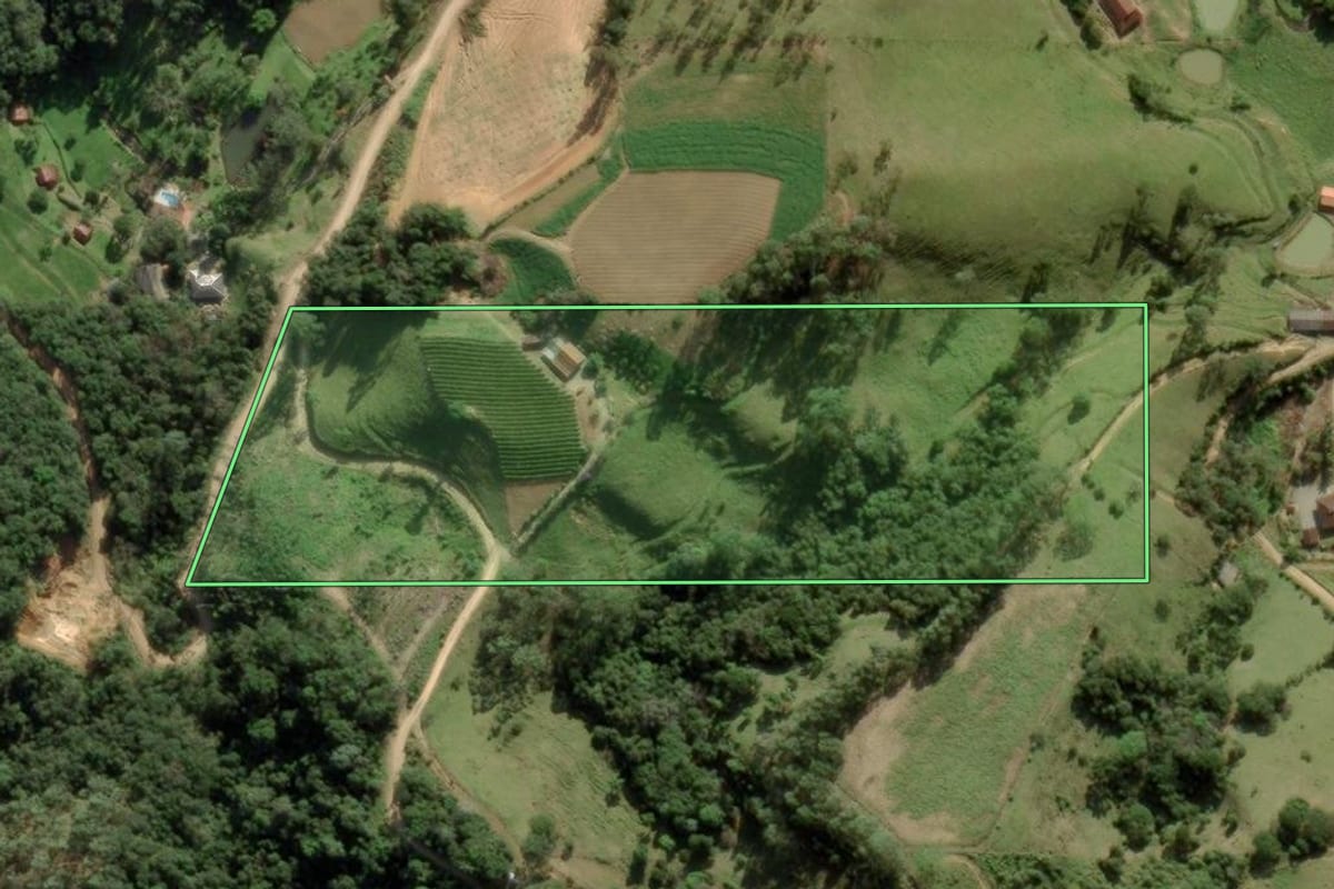 Imagem de satélite do imóvel rural em Anitápolis (SC), com o contorno declarado no CAR desenhado por cima.