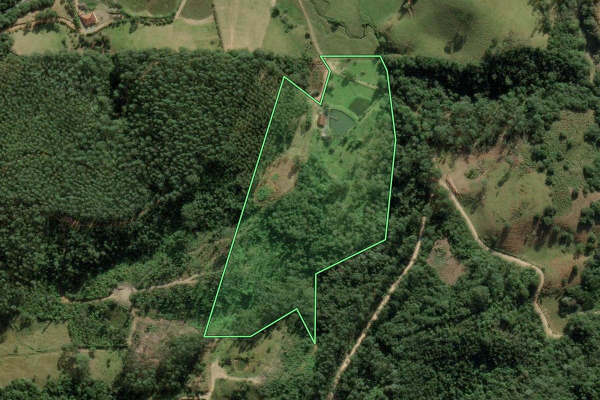 Imagem de satélite do imóvel rural em Anitápolis (SC), com o contorno declarado no CAR desenhado por cima.