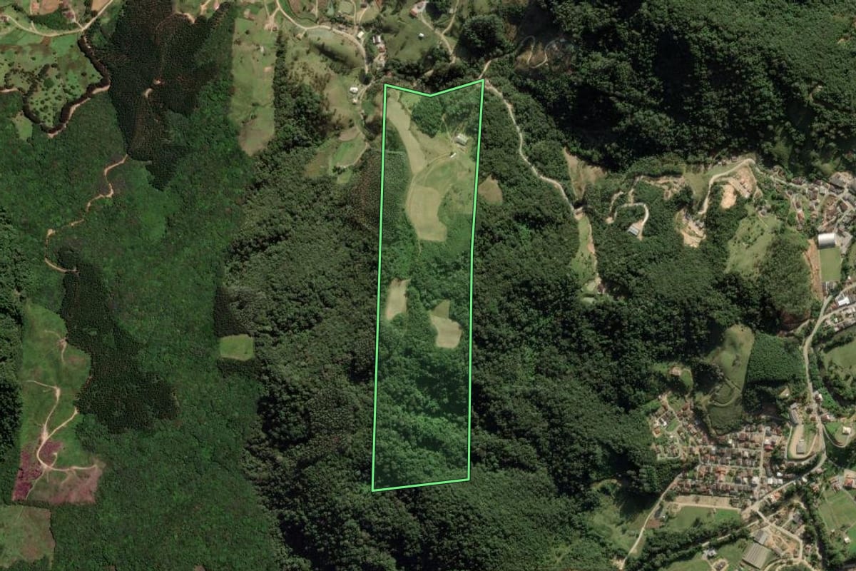 Imagem de satélite do imóvel rural em Anitápolis (SC), com o contorno declarado no CAR desenhado por cima.