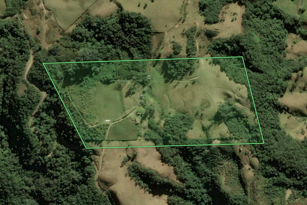 Imagem de satélite do imóvel rural em Anitápolis (SC), com o contorno declarado no CAR desenhado por cima.