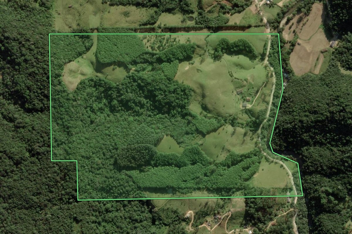Imagem de satélite do imóvel rural em Anitápolis (SC), com o contorno declarado no CAR desenhado por cima.