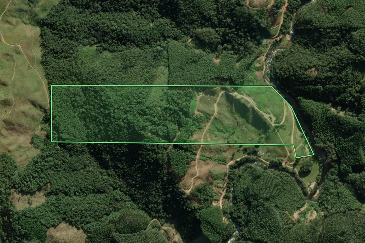 Imagem de satélite do imóvel rural em Anitápolis (SC), com o contorno declarado no CAR desenhado por cima.