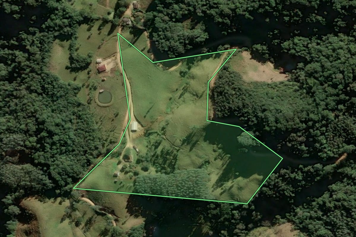 Imagem de satélite do imóvel rural em Anitápolis (SC), com o contorno declarado no CAR desenhado por cima.