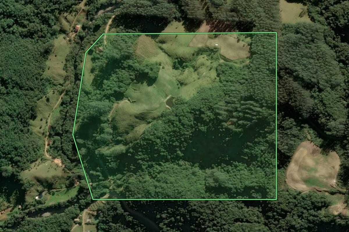 Imagem de satélite do imóvel rural em Anitápolis (SC), com o contorno declarado no CAR desenhado por cima.