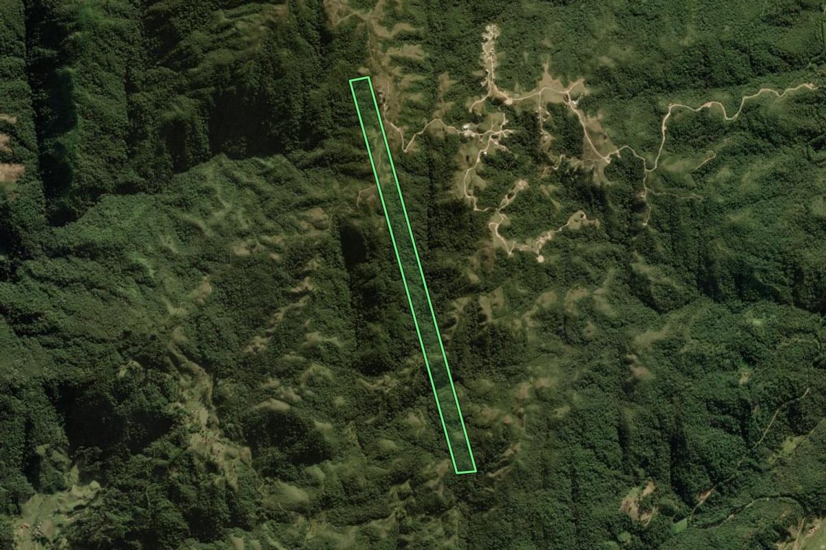 Imagem de satélite do imóvel rural em Anitápolis (SC), com o contorno declarado no CAR desenhado por cima.