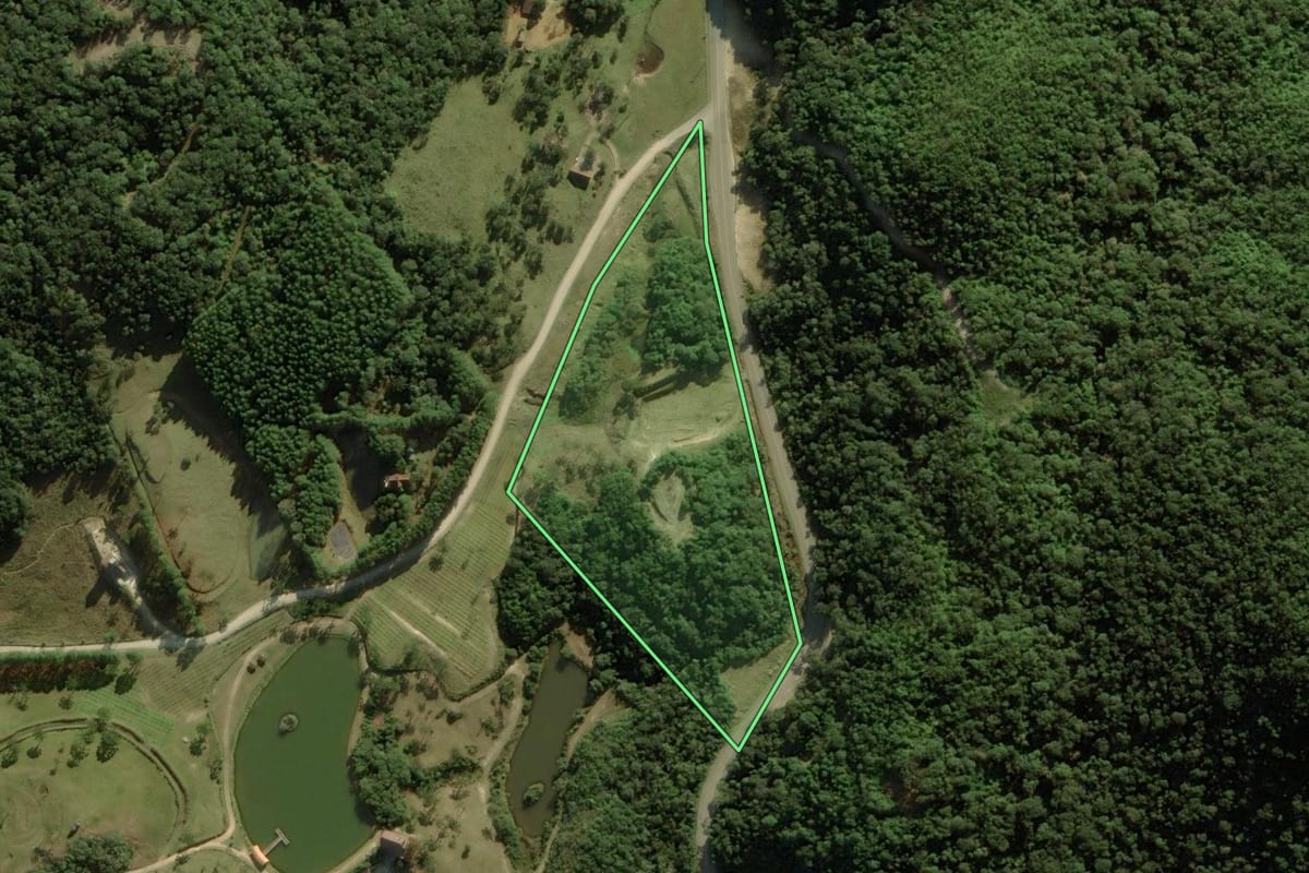 Imagem de satélite do imóvel rural em Anitápolis (SC), com o contorno declarado no CAR desenhado por cima.